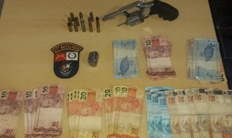 Polícia prende dois homens com arma e droga em fiscalização de trânsito em Quatro Marcos