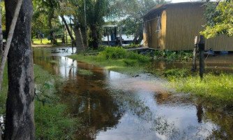 Previsões se confirmam e Rio Jauru começa alagar casas no Limão em Cáceres