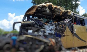 Sete pessoas morrem em grave acidente entre ônibus e caminhão