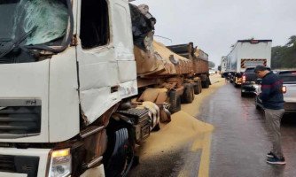Grave acidente entre carretas e carro deixa motorista ferido na BR-174, em Cáceres