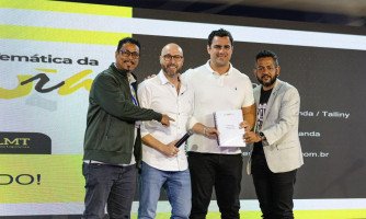 Beto Dois a Um entrega minuta da Lei Orgânica da Cultura durante Encontro de Gestores em Cuiabá