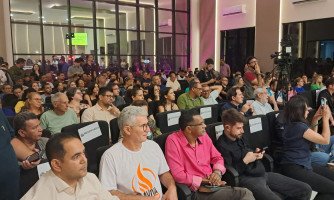 Mauro Mendes é recepcionado em Quatro Marcos e anuncia novos investimentos na noite desta sexta-feira