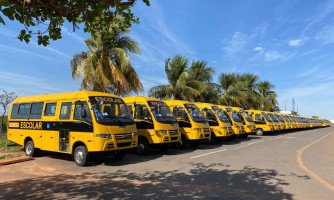 COMPROMISSO NA EDUCAÇÃO: Com indicações de Chico Guarnieri, municípios da região recebem novos ônibus escolares