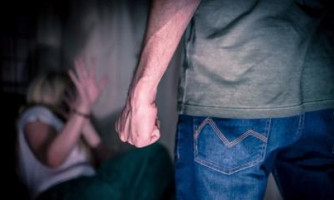 Mulher é estrangulada, perde a consciência e sofre ameaças de morte após término em Lambari D’Oeste