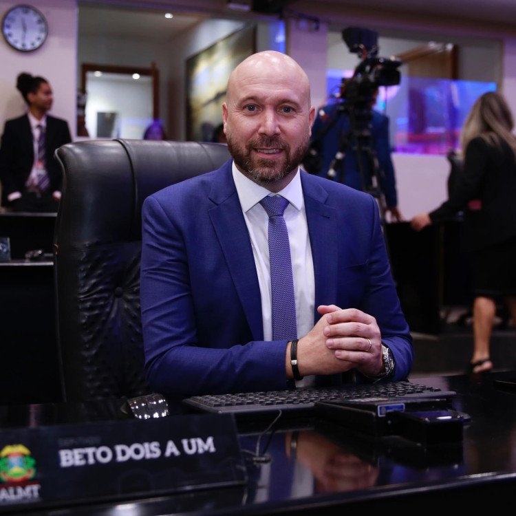 Deputado Beto Dois a Um se emociona na posse e diz como será seu mandato por Mato Grosso