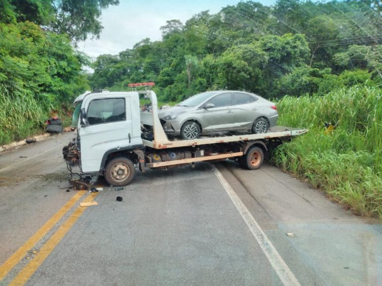 Duas pessoas ficam feridas em colisão entre caminhão e carro próximo a Cácerres