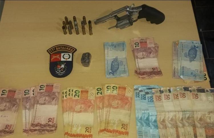 Polícia prende dois homens com arma e droga em fiscalização de trânsito em Quatro Marcos