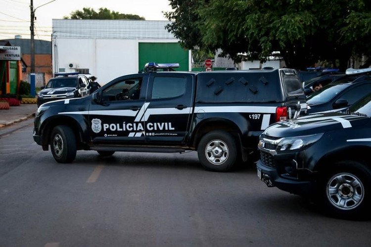 Polícia Civil cumpre 40 mandados na região Oeste e delegado é baleado em operação