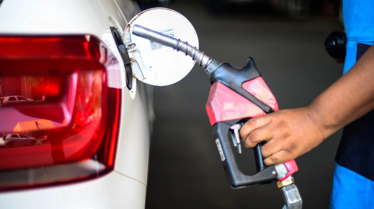 Preço médio do litro da gasolina cai R$ 0,20 nos postos de combustíveis, mostra ANP