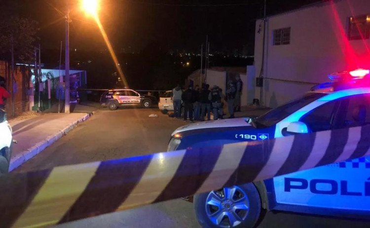 Homem é morto com tiro na cabeça no centro da cidade de Quatro Marcos nesta madrugada; suspeito fugiu