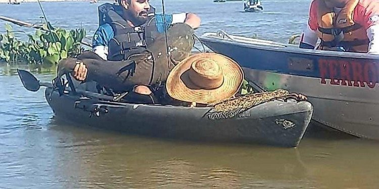 Morador de Quatro Marcos pesca peixe de mais de metro em caiaque no Fipe de Cáceres