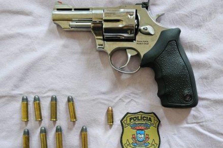 Polícia apreende arma, munições e dinheiro vivo em casa de alvos de operação em Rio Branco