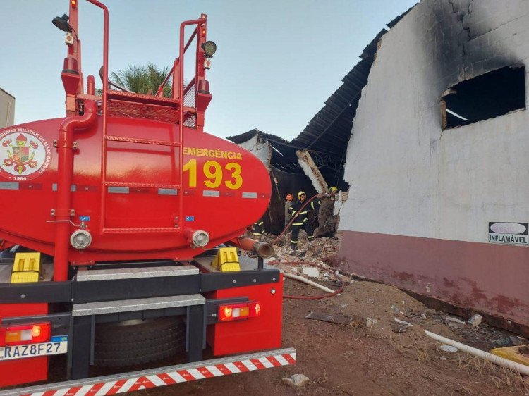 Incêndio destrói revendedora de pneus em Mirassol d’Oeste