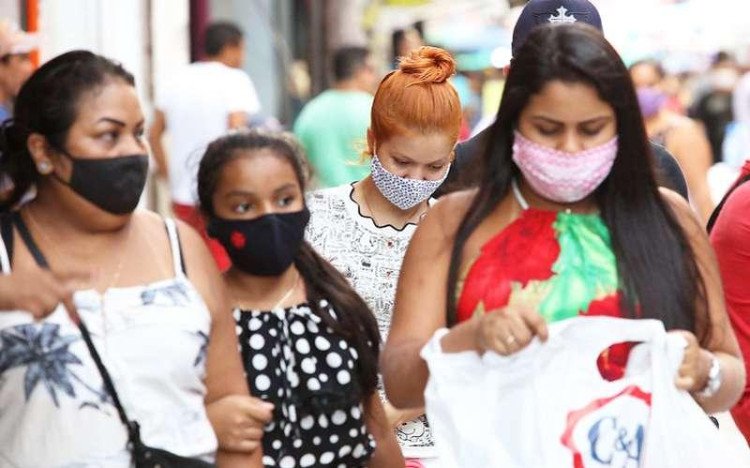 Mais cidades voltam a recomendar uso de máscaras contra a Covid-19
