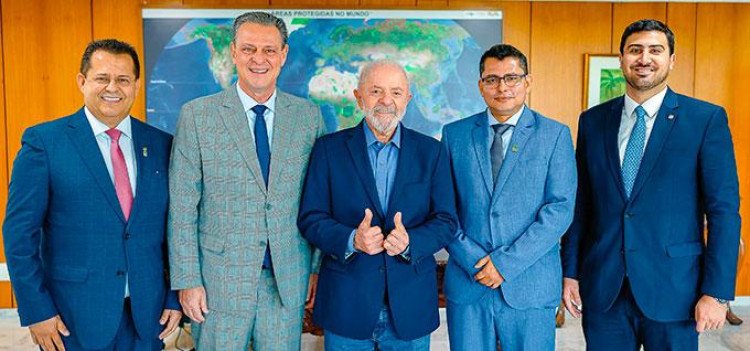 Ao lado de lideranças políticas do Estado, Lula nomeia Júlio Cesar Santos como reitor do IFMT
