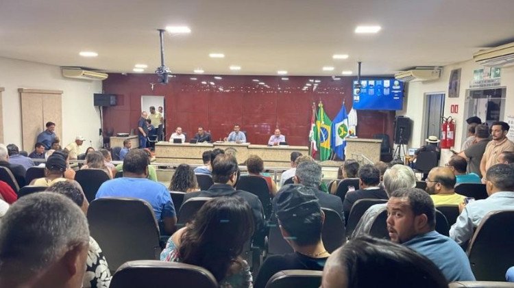 População protesta contra verba de R$ 4,5 mil aprovada para vereadores de Mirassol d’Oeste