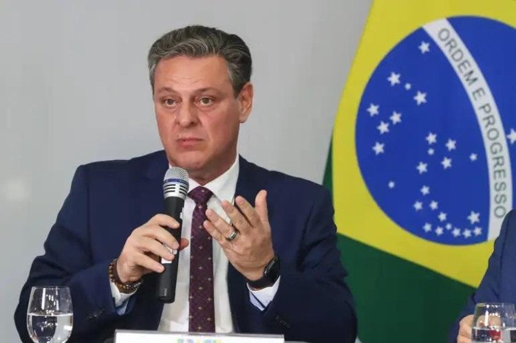 URGENTE - União Europeia e Argentina seguem China e suspendem importação de frango brasileiro após caso de gripe aviária