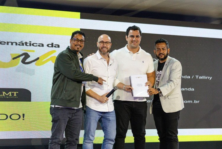 Beto Dois a Um entrega minuta da Lei Orgânica da Cultura durante Encontro de Gestores em Cuiabá