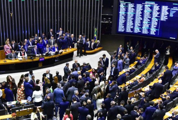 Câmara dos Deputados aprova “pauta-bomba” que transfere subsídio de R$ 30 bi ao agronegócio