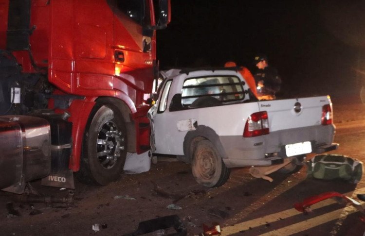 Casal fica ferido após colisão frontal entre caminhonete e caminhão na BR-174, em Pontes e Lacerda