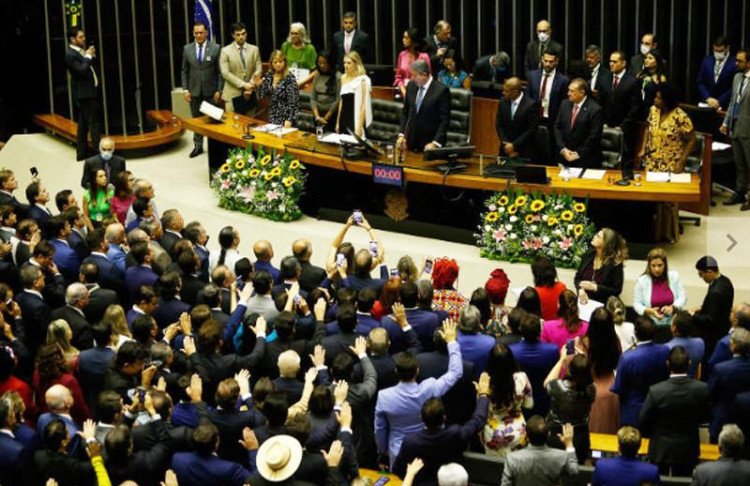 Enquanto cobra cortes do Governo, Congresso aprova projetos que aumentam gastos públicos