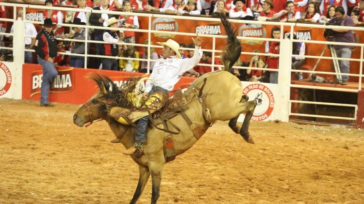 Justiça barra Festa do Peão em Mato Grosso após contrato de mais de R$ 2 milhões para shows sertanejos