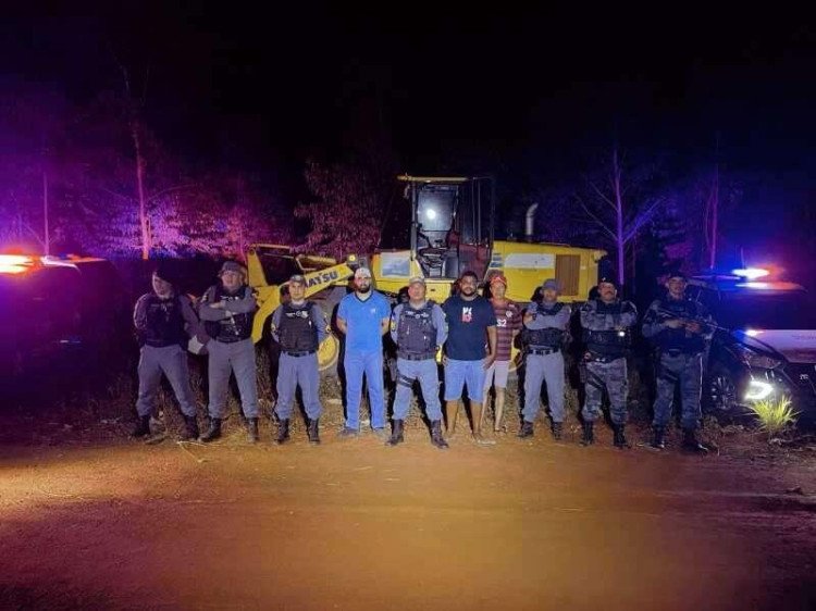 Trator da Prefeitura de Mirassol D’Oeste é furtado e abandonado sem combustível