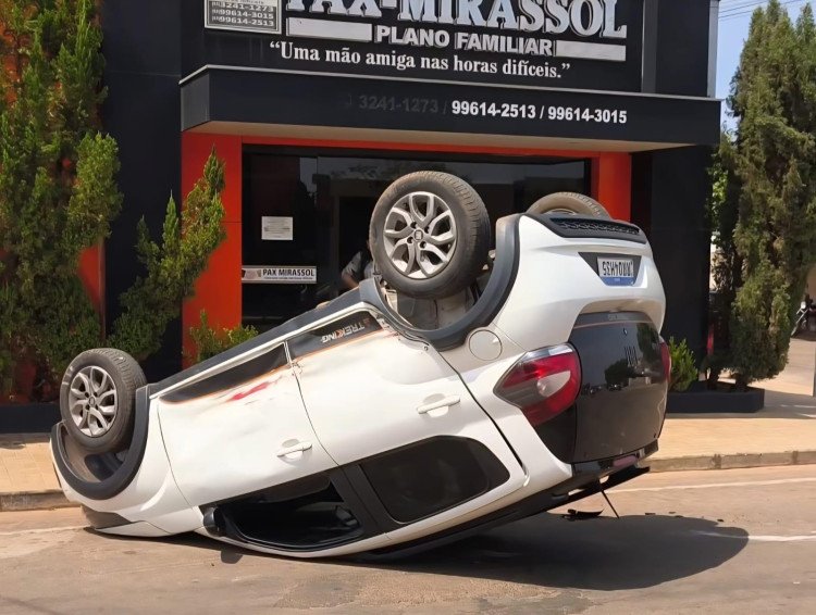 Acidente no centro de Mirassol D’Oeste deixa motorista ferida