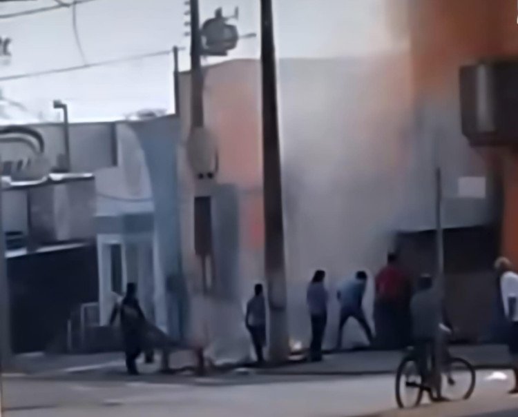 Fogo atinge área de depósito do Mercado de Araputanga, mas é contido rapidamente