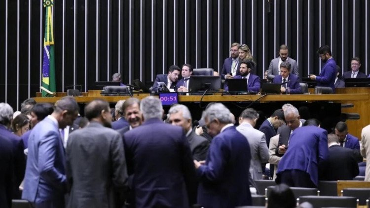 Câmara aprova isenção de Imposto de Renda para quem ganha até R$ 5 mil e governo comemora medida histórica