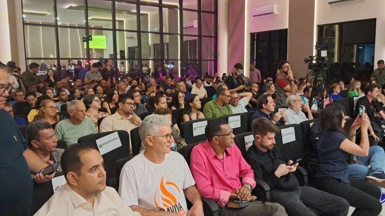 Mauro Mendes é recepcionado em Quatro Marcos e anuncia novos investimentos na noite desta sexta-feira