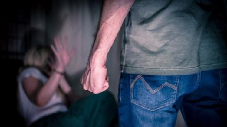 Mulher é estrangulada, perde a consciência e sofre ameaças de morte após término em Lambari D’Oeste