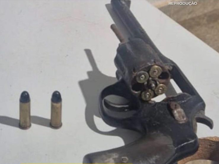 Crianças encontram em Curvelândia arma escondida em camiseta durante brincadeira em terreno abandonado