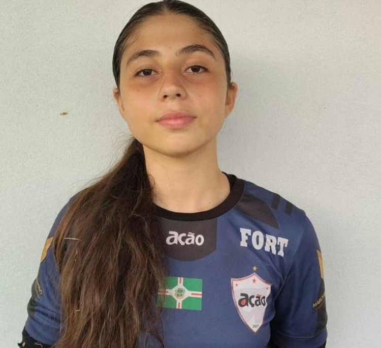 Atleta de Quatro Marcos, ganha espaço no futebol de campo e assina contrato com clube mato-grossense