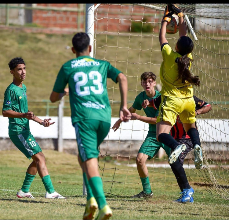 De menina entre os meninos a promessa do futebol: Duda leva nome de Quatro Marcos para novos desafios