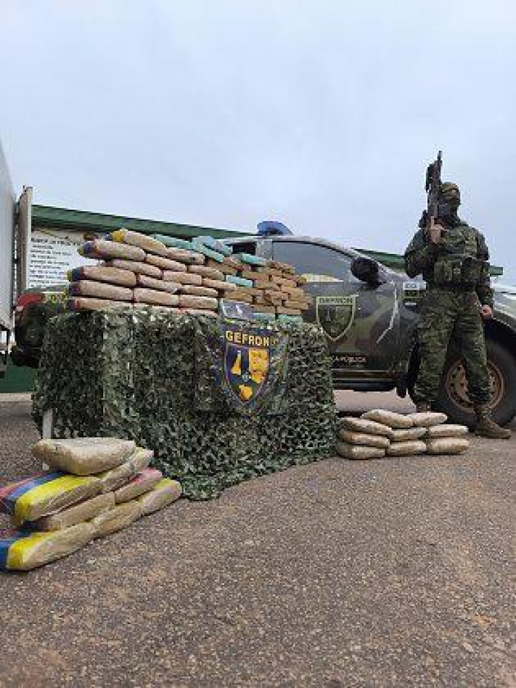 Caminhão escondia cocaína e maconha avaliadas em R$ 574 mil; dois são presos em Glória D’Oeste.