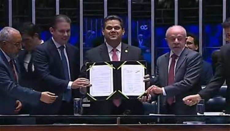 Congresso promulga PEC que acaba com a escala 6x1 em sessão com presença de Lula