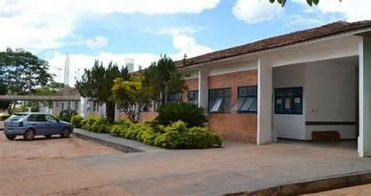 Homem de 70 anos chega a hospital com fraturas no braço e origem dos ferimentos será apurada em Quatro Marcos