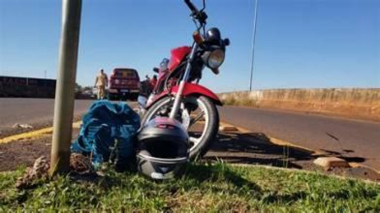 Motociclista perde controle em curva e passageiro é transferido em estado grave após acidente na MT-250